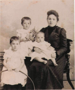 Супруга священника Елена Петровна Яковлева с детьми. Фото 1900-1901 гг.