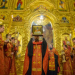 Торжественное изнесение святых мощей священномученика Александра Флегинского духовенством