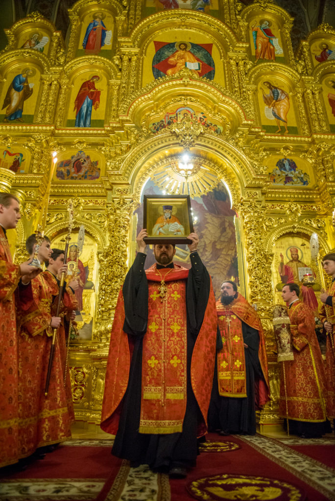 Торжественное изнесение святых мощей священномученика Александра Флегинского духовенством