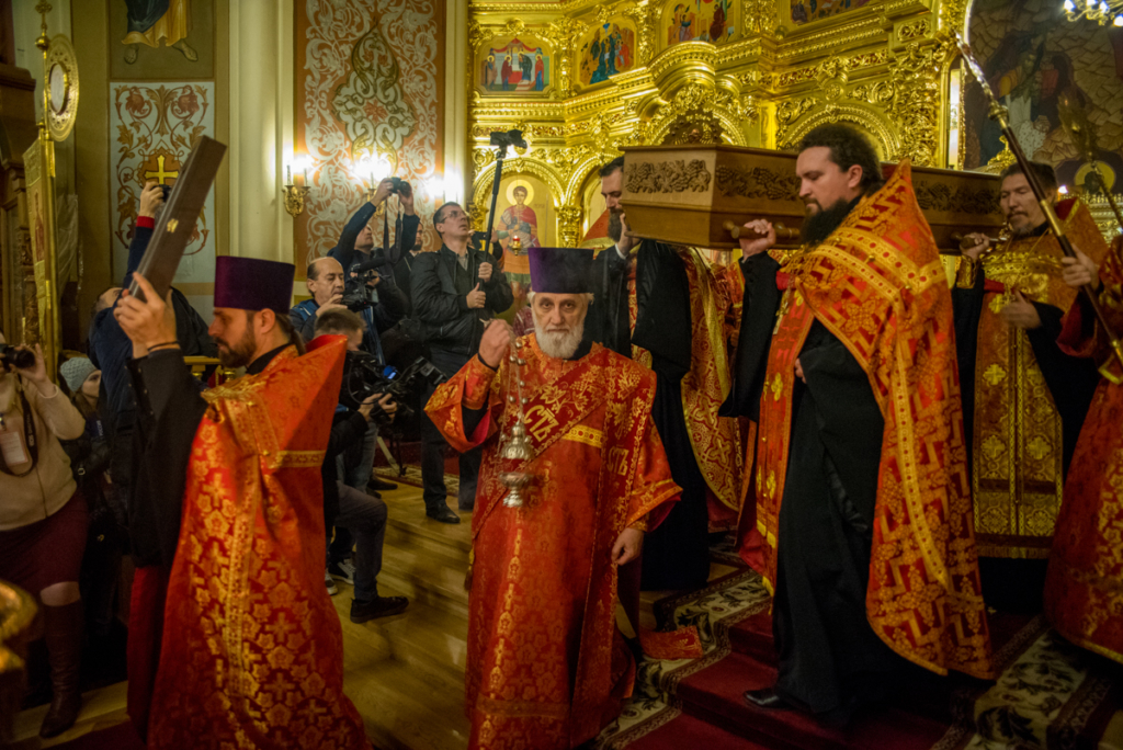 Во время торжественного изнесения святых мощей священномученика Александра Флегинского
